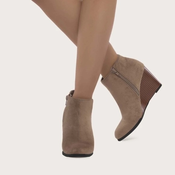 EMERY ROSE Suede Minimalist Wedge Booties - Picture 4 of 6